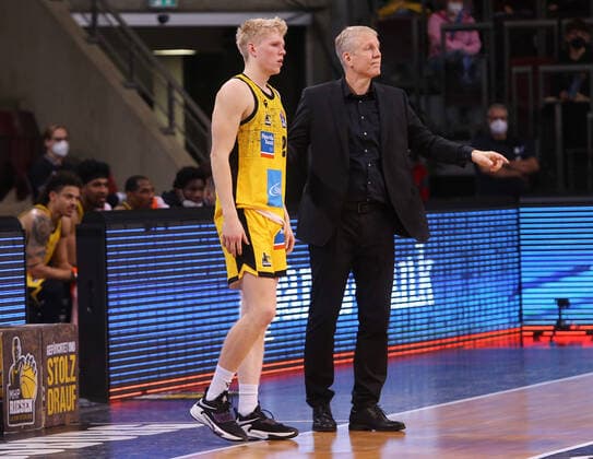 Ludwigsburg , Basketball easycredit BBL Bundesliga , MHP Riesen Ludwigsburg vs. Frankfurt Skyliners, v.l. Jacob Patrick, Trainer John Patrick (Ludwigsburg)
