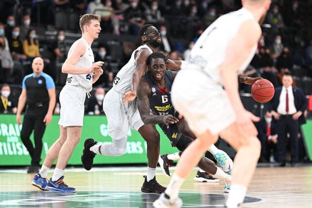 Basketball I Herren I Saison 2021-2022 I EuroCup I 7. Spieltag I Hamburg Towers - Lokomotiv Kuban Krasnodar I 15.12.2021 Zach Brown ( 1, Hamburg Towers) will Johnathan Motley ( 6, Lokomotive Kuban Krasnodar) nicht vorbei lassen Hamburg-Wilhelmsburg edel-optics.de Arena Hamburg Deutschland Copyright: xLobeca Schlikisx