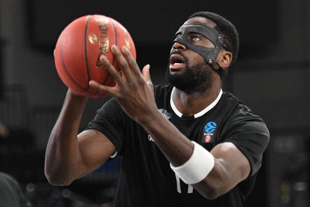 Basketball I Herren I Saison 2021-2022 I Eurocup I 7. Spieltag I Hamburg Towers - LOKOMOTIV KUBAN KRASNODAR I 15.12.2021 Eddy Edigin ( 17, Center, Hamburg Towers) beim warm up Hamburg edel-optics.de Arena Hamburg Deutschland Copyright: xLobeca Hannigx
