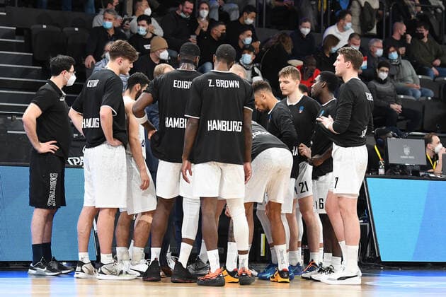 Basketball I Herren I Saison 2021-2022 I Eurocup I 7. Spieltag I Hamburg Towers - LOKOMOTIV KUBAN KRASNODAR I 15.12.2021 Sekunden vor dem Spiel Hamburg edel-optics.de Arena Hamburg Deutschland Copyright: xLobeca Hannigx