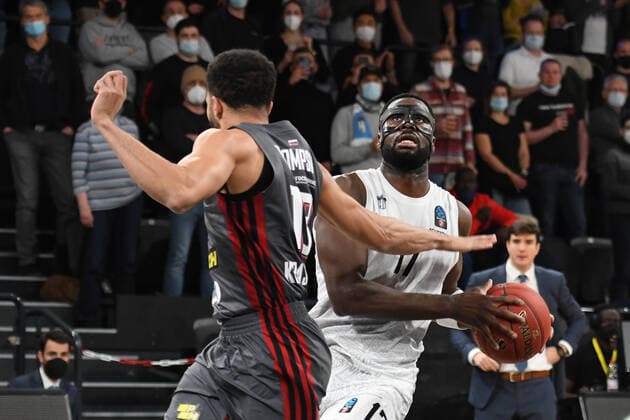 Basketball I Herren I Saison 2021-2022 I Eurocup I 7. Spieltag I Hamburg Towers - LOKOMOTIV KUBAN KRASNODAR I 15.12.2021 Eddy Edigin ( 17, Center, Hamburg Towers) wird gestört von DARIUS THOMPSON ( 13, Guard, LOKOMOTIV KUBAN KRASNODAR) Hamburg edel-optics.de Arena Hamburg Deutschland Copyright: xLobeca Hannigx