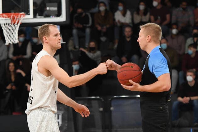 Basketball I Herren I Saison 2021-2022 I Eurocup I 7. Spieltag I Hamburg Towers - LOKOMOTIV KUBAN KRASNODAR I 15.12.2021 Robin Christen ( 8, Small Forward, Hamburg Towers) mit Schiedsrichter Hamburg edel-optics.de Arena Hamburg Deutschland Copyright: xLobeca Hannigx