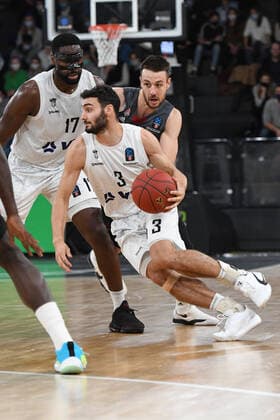 Basketball I Herren I Saison 2021-2022 I Eurocup I 7. Spieltag I Hamburg Towers - LOKOMOTIV KUBAN KRASNODAR I 15.12.2021 Maximilian DiLeo ( 3, Shooting Guard, Hamburg Towers) tankt sich durch Hamburg edel-optics.de Arena Hamburg Deutschland Copyright: xLobeca Hannigx