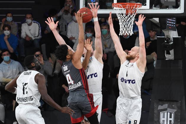 Basketball I Herren I Saison 2021-2022 I Eurocup I 7. Spieltag I Hamburg Towers - LOKOMOTIV KUBAN KRASNODAR I 15.12.2021 QUINN COOK ( 4, Guard, LOKOMOTIV KUBAN KRASNODAR) unter dem Korb - Robin Christen ( 8, Small Forward, Hamburg Towers) blockt Hamburg edel-optics.de Arena Hamburg Deutschland Copyright: xLobeca Hannigx