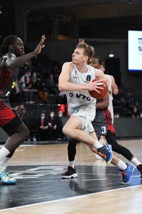 Basketball I Herren I Saison 2021-2022 I Eurocup I 7. Spieltag I Hamburg Towers - LOKOMOTIV KUBAN KRASNODAR I 15.12.2021 Justus Hollatz ( 21, Point Guard, Hamburg Towers) kommt an JOHNATHAN MOTLEY( 6, Center, LOKOMOTIV KUBAN KRASNODAR) vorbei Hamburg edel-optics.de Arena Hamburg Deutschland Copyright: xLobeca Hannigx