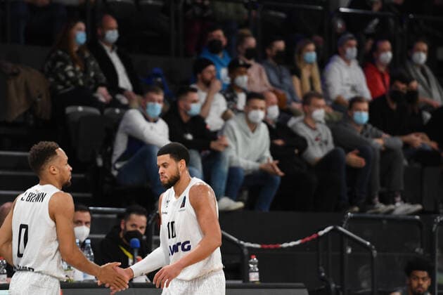 Basketball I Herren I Saison 2021-2022 I Eurocup I 7. Spieltag I Hamburg Towers - LOKOMOTIV KUBAN KRASNODAR I 15.12.2021 Abklatschen bei der Auswechslung: Jaylon Brown ( 0, Point Guard, Hamburg Towers) und Ray McCallum ( 10, Point Guard, Hamburg Towers) Hamburg edel-optics.de Arena Hamburg Deutschland Copyright: xLobeca Hannigx