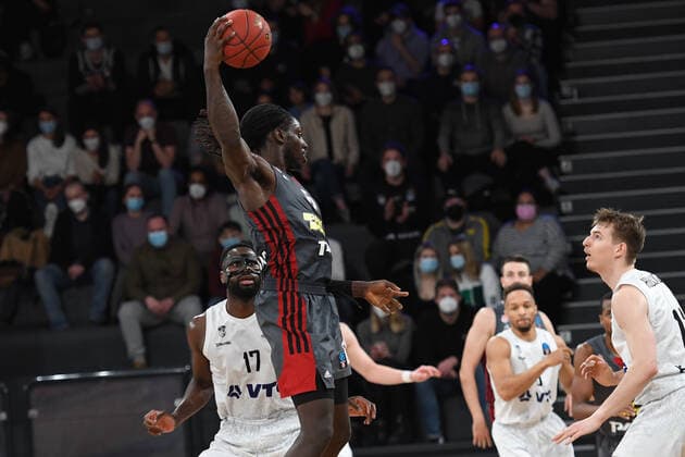 Basketball I Herren I Saison 2021-2022 I Eurocup I 7. Spieltag I Hamburg Towers - LOKOMOTIV KUBAN KRASNODAR I 15.12.2021 JOHNATHAN MOTLEY( 6, Center, LOKOMOTIV KUBAN KRASNODAR) steigt hoch. Eddy Edigin ( 17, Center, Hamburg Towers) und Justus Hollatz ( 21, Point Guard, Hamburg Towers) schauen zu Hamburg edel-optics.de Arena Hamburg Deutschland Copyright: xLobeca Hannigx