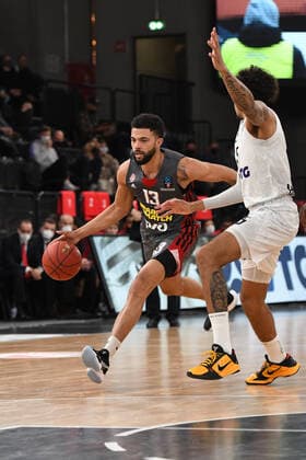 Basketball I Herren I Saison 2021-2022 I Eurocup I 7. Spieltag I Hamburg Towers - LOKOMOTIV KUBAN KRASNODAR I 15.12.2021 DARIUS THOMPSON ( 13, Guard, LOKOMOTIV KUBAN KRASNODAR) geht vorbei Hamburg edel-optics.de Arena Hamburg Deutschland Copyright: xLobeca Hannigx