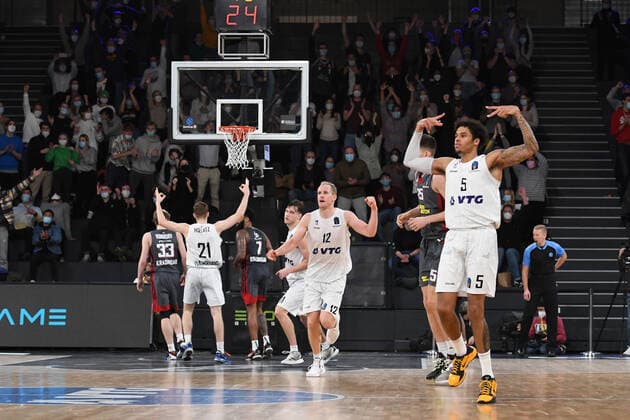 Basketball I Herren I Saison 2021-2022 I Eurocup I 7. Spieltag I Hamburg Towers - LOKOMOTIV KUBAN KRASNODAR I 15.12.2021 Celebration... Caleb Homesley ( 5, Shooting Guard, Hamburg Towers) feiert! Hamburg edel-optics.de Arena Hamburg Deutschland Copyright: xLobeca Hannigx