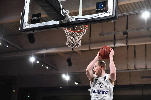 Basketball I Herren I Saison 2021-2022 I Eurocup I 7. Spieltag I Hamburg Towers - LOKOMOTIV KUBAN KRASNODAR I 15.12.2021 Seth Hinrichs ( 12, Power Forward, Hamburg Towers) verhindert den Rebound Hamburg edel-optics.de Arena Hamburg Deutschland Copyright: xLobeca Hannigx