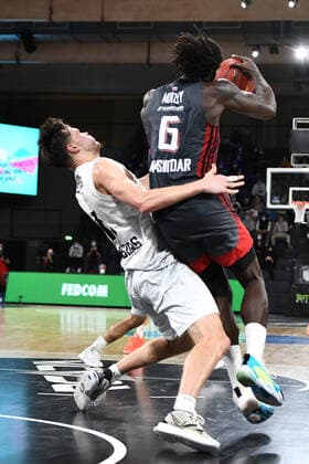 Basketball I Herren I Saison 2021-2022 I Eurocup I 7. Spieltag I Hamburg Towers - LOKOMOTIV KUBAN KRASNODAR I 15.12.2021 JOHNATHAN MOTLEY( 6, Center, LOKOMOTIV KUBAN KRASNODAR) checkt Maik Kotsar ( 11, Center, Hamburg Towers) zu Boden Hamburg edel-optics.de Arena Hamburg Deutschland Copyright: xLobeca Hannigx