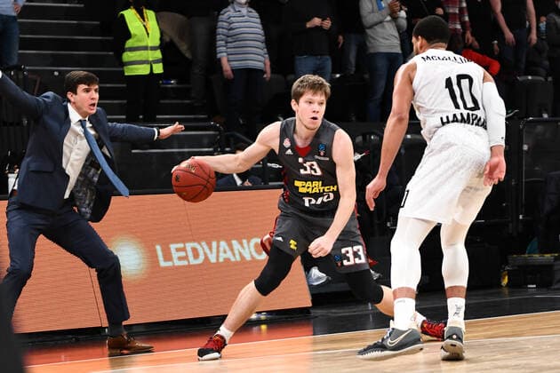 Basketball I Herren I Saison 2021-2022 I Eurocup I 7. Spieltag I Hamburg Towers - LOKOMOTIV KUBAN KRASNODAR I 15.12.2021 Pedro Calles (Head-Coach, Hamburg Towers) spielt mit. ZAKHAR VEDISHCHEV ( 33, Guard, LOKOMOTIV KUBAN KRASNODAR) und Ray McCallum ( 10, Point Guard, Hamburg Towers) im Duell Hamburg edel-optics.de Arena Hamburg Deutschland Copyright: xLobeca Hannigx
