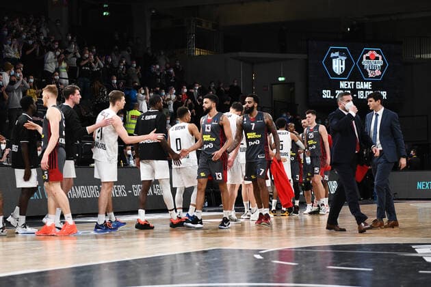 Basketball I Herren I Saison 2021-2022 I Eurocup I 7. Spieltag I Hamburg Towers - LOKOMOTIV KUBAN KRASNODAR I 15.12.2021 Abklatschen Hamburg Towers und LOKOMOTIV KUBAN KRASNODAR Hamburg edel-optics.de Arena Hamburg Deutschland Copyright: xLobeca Hannigx