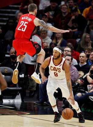 Sport Themen der Woche KW50 Sport Bilder des Tages Lamar Stevens (R) of the Cleveland Cavaliers works to the basket against Garrison Mathews (L) of the Houston Rockets during the second half of the NBA, Basketball Herren, USA game between the Cleveland Cavaliers and the Houston Rockets at Rocket Mortgage Fieldhouse in Cleveland, Ohio, USA, 15 December 2021. Houston Rockets at Cleveland Cavaliers !ACHTUNG: NUR REDAKTIONELLE NUTZUNG!  Copyright: xDAVIDxMAXWELLx AME4681 20211216-c9198d1e2cbed9a5af3629a58944ac4769087541