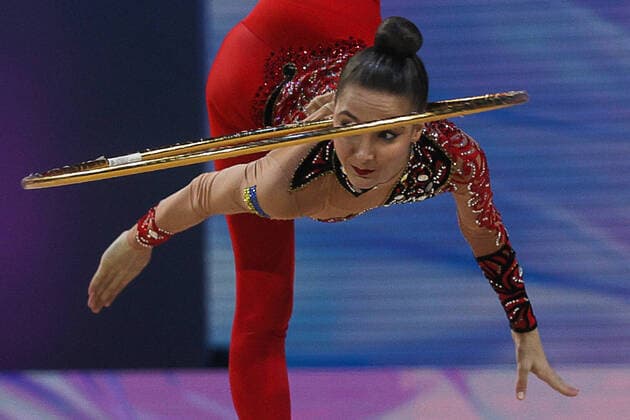 Bilder des Jahres 2021, Sport 12 Dezember Sport Themen der Woche KW50 Sport Bilder des Tages MOSCOW, RUSSIA - DECEMBER 16, 2021: Rhythmic gymnast Nikol Krasiuk of Ukraine performs her hoop routine during the individual all-around event at the Divine Grace International Experimental Rhythmic gymnastics, Rhythmische Sportgymnastik, RSG Tournament, at VTB Arena. Gavriil Grigorov TASS  TS11BFAC
