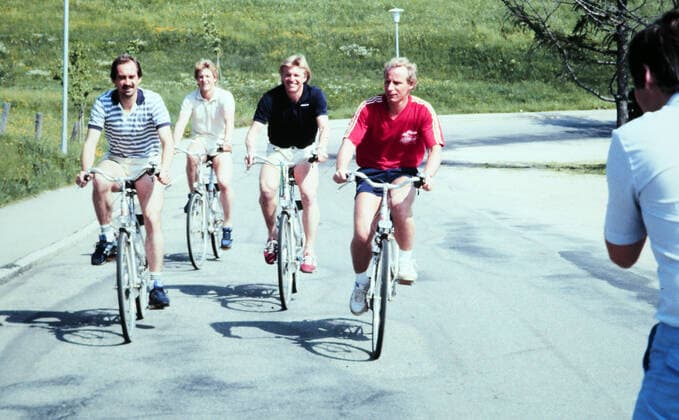 10.05.82 DFB Trainingslager Schluchsee Deutschland, Schluchsee, 10.05.1982, Fussball, DFB Trainingslager am Schluchsee im Schwarzwald: v.l. Uli Stielike, Karlheinz Förster, Bernd Förster, Berti Vogts beim Fahrrad Fahren. *** 10 05 82 DFB training camp Schluchsee Germany, Schluchsee, 10 05 1982, Football, DFB training camp at Schluchsee in the Black Forest from l Uli Stielike, Karlheinz Förster, Bernd Förster, Berti Vogts riding a bicycle