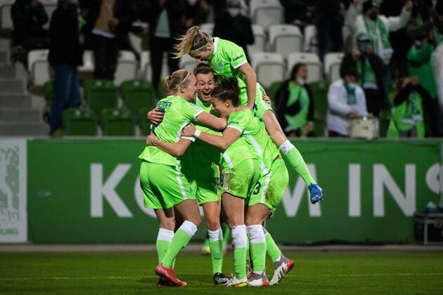 Bilder des Jahres 2021, Sport 12 Dezember Sport Themen der Woche KW50 Sport Bilder des Tages Tabea Wassmuth (VfL Wolfsburg), Felicitas Rauch (VfL Wolfsburg), Lena Lattwein (VfL Wolfsburg), Kathrin Hendrich (VfL Wolfsburg) jubeln ueber das Tor, GER, VfL Wolfsburg vs. FC Chelsea London, 16.12.2021, Uefa Womens Champions League Gruppenphase, 6. Spieltag, Spielzeit 2021 2022 GER, VfL Wolfsburg vs. FC Chelsea London, 16.12.2021, Uefa Womens Champions League Gruppenphase, 6. Spieltag, Spielzeit 2021 2022 Wolfsburg *** Tabea Wassmuth VfL Wolfsburg , Felicitas Rauch VfL Wolfsburg , Lena Lattwein VfL Wolfsburg , Kathrin Hendrich VfL Wolfsburg cheer over the goal, GER, VfL Wolfsburg vs FC Chelsea London, 16 12 2021, Uefa Womens Champions League Group Stage, Matchday 6, Season 2021 2022 GER, VfL Wolfsburg vs FC Chelsea London, 16 12 2021, Uefa Womens Champions League Group Stage, Matchday 6, Season 2021 2022 Wolfsburg Copyright: xEIBNER MichaelxMemmlerx EP_MMR
