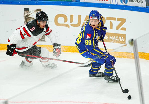 211217 Malte Strömwall of Sweden and C John Gilmore of Canada during the Channel One Cup Ice hockey, Eishockey game between Canada and Sweden on December 17, 2021 in Moscow. Photo: Vasily Ponomarev BILDBYRAN cop 322 bbeng ishockey ice hockey sverige sweden Canada channel one cup Copyright: VASILYxPONOMAREV BB211217BB416
