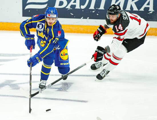 211217 Isak Brennström of Sweden against Rice Scarlett of Canada during the Channel One Cup Ice hockey, Eishockey game between Canada and Sweden on December 17, 2021 in Moscow. Photo: Vasily Ponomarev BILDBYRAN cop 322 bbeng ishockey ice hockey sverige sweden Canada channel one cup Copyright: VASILYxPONOMAREV BB211217BB421