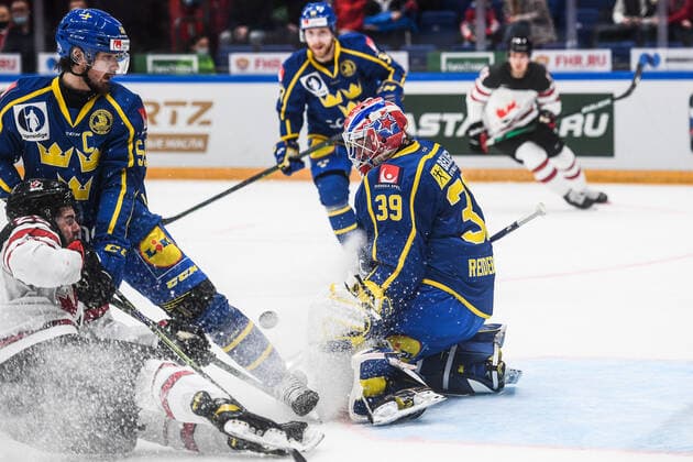 Russia Ice hockey, Eishockey Euro Tour Canada - Sweden 6723824 17.12.2021 Sweden s goaltender Adam Reideborn, centre, is pictured during the Channel One Cup match of the Euro Hockey Tour between Canada and Sweden, in Moscow, Russia. Vladimir Astapkovich Sputnik Moscow Russia  Copyright: xVladimirxAstapkovichx