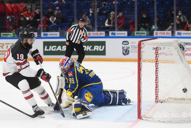 Russia Ice hockey, Eishockey Euro Tour Canada - Sweden 6723830 17.12.2021 Canada s Eric O Dell scores during the Channel One Cup match of the Euro Hockey Tour between Canada and Sweden, in Moscow, Russia. Sweden s goaltender Adam Reideborn, is at right. Vladimir Astapkovich Sputnik Moscow Russia  Copyright: xVladimirxAstapkovichx