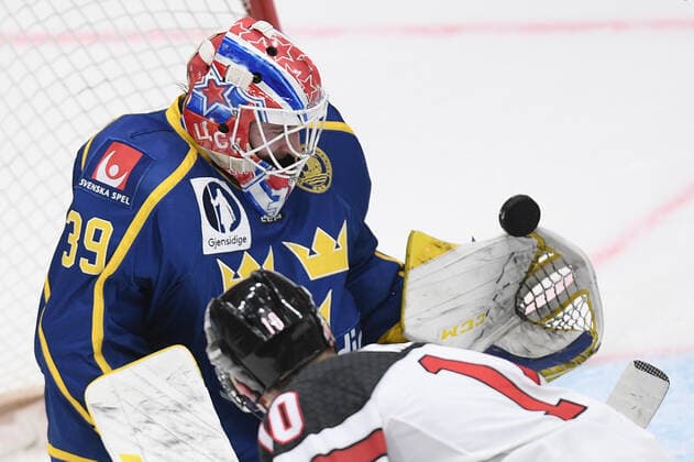 Russia Ice hockey, Eishockey Euro Tour Canada - Sweden 6723887 17.12.2021 Sweden s goaltender Adam Reideborn makes a save during the Channel One Cup match of the Euro Hockey Tour between Canada and Sweden, in Moscow, Russia. Vladimir Astapkovich Sputnik Moscow Russia  Copyright: xVladimirxAstapkovichx