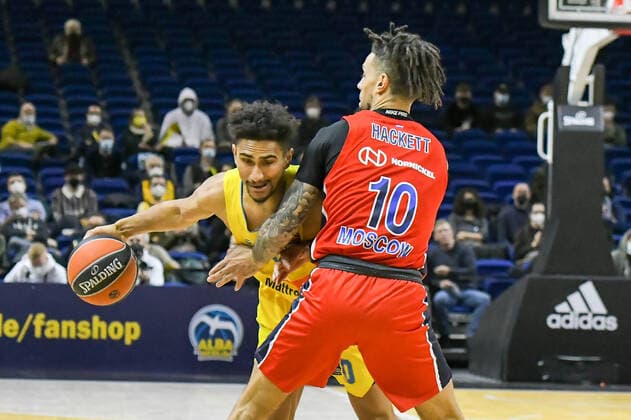 17.12.2021, xlakx, Basketball EuroLeague, Alba Berlin - ZSKA Moskau emspor, v.l.Maodo Lo (Alba Berlin No.0),Daniel Hackett (ZSKA Moskau No.10) Berlin