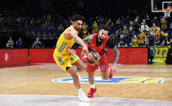 Basketball, Herren, Saison 2021 2022, Turkish Airlines EuroLeague (16. Spieltag), Alba Berlin - ZSKA Moskau, v. l. Maodo Lo (Alba Berlin), Daniel Hackett (ZSKA Moskau), 17.12. 2021, Copyright: xSebastianxRäppold MatthiasxKochx