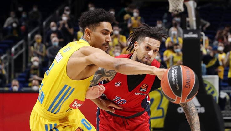 Maodo Lo, Daniel Hackett Aktion Spielszene Zweikampf Basketball Euroleague EL Herren Saison 2021 2022 17.12.2021 ALBA Berlin vs. ZSKA Moskau