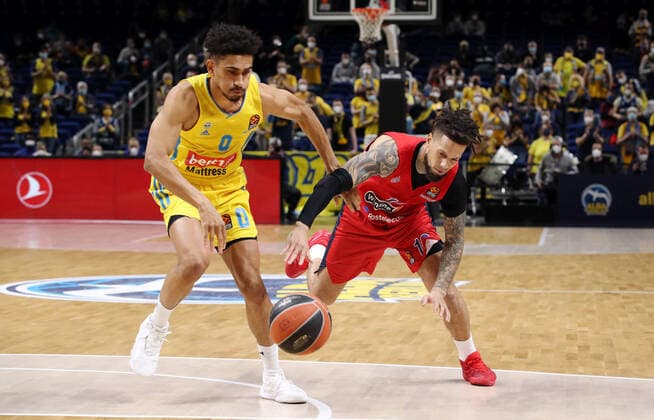 Maodo Lo, Daniel Hackett Aktion Spielszene Zweikampf Basketball Euroleague EL Herren Saison 2021 2022 17.12.2021 ALBA Berlin vs. ZSKA Moskau