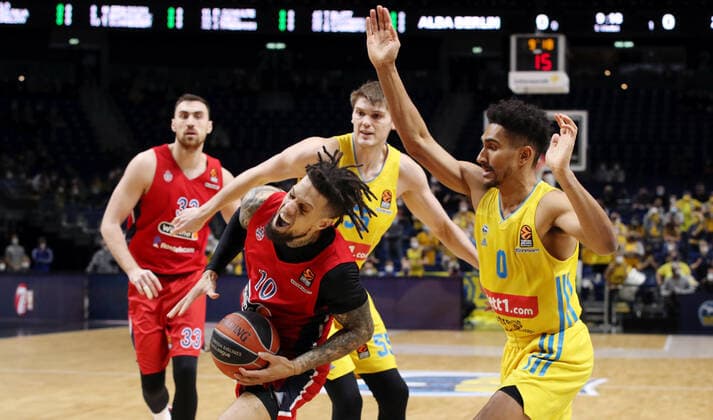 Daniel Hackett, Ben Lammers, Maodo Lo Aktion Spielszene Zweikampf Basketball Euroleague EL Herren Saison 2021 2022 17.12.2021 ALBA Berlin vs. ZSKA Moskau