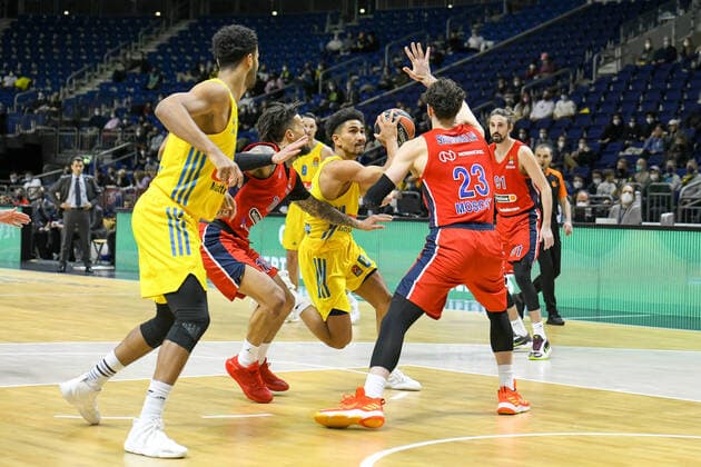 17.12.2021, xlakx, Basketball EuroLeague, Alba Berlin - ZSKA Moskau emspor, v.l. Daniel Hackett (ZSKA Moskau No.10),Maodo Lo (Alba Berlin No.0),Tornike Shengelia (ZSKA Moskau No.23), Berlin