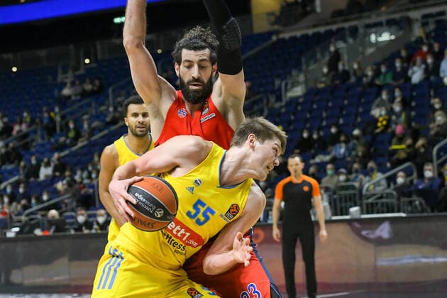 17.12.2021, xlakx, Basketball EuroLeague, Alba Berlin - ZSKA Moskau emspor, v.l.Ben Lammers (Alba Berlin No.55),Tornike Shengelia (ZSKA Moskau No.23) Berlin