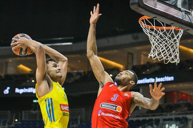 17.12.2021, xlakx, Basketball EuroLeague, Alba Berlin - ZSKA Moskau emspor, v.l.Oscar Da Silva (Alba Berlin No.1),Joel Bolomboy (ZSKA Moskau No.3) Berlin