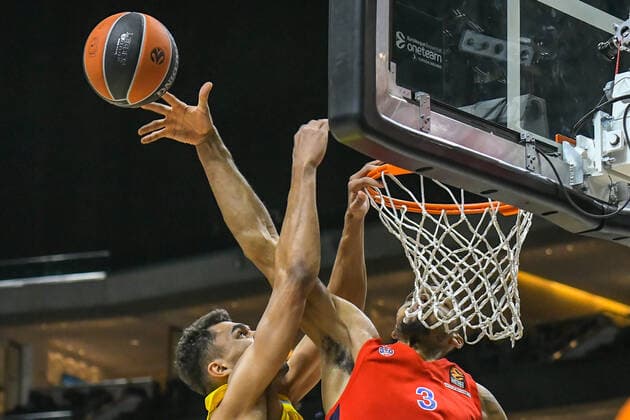 17.12.2021, xlakx, Basketball EuroLeague, Alba Berlin - ZSKA Moskau emspor, v.l.Oscar Da Silva (Alba Berlin No.1),Joel Bolomboy (ZSKA Moskau No.3), Berlin