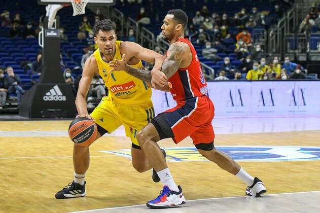 17.12.2021, xlakx, Basketball EuroLeague, Alba Berlin - ZSKA Moskau emspor, v.l.Oscar Da Silva (Alba Berlin No.1),Joel Bolomboy (ZSKA Moskau No.3)Zweikampf, Aktion, action, battle for the ball Berlin