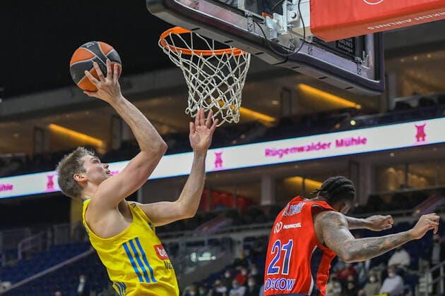 17.12.2021, xlakx, Basketball EuroLeague, Alba Berlin - ZSKA Moskau emspor, v.l. Ben Lammers (Alba Berlin No.55),Will Clyburn (ZSKA Moskau No.21)mit Korbleger Berlin