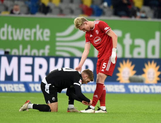 Sport Themen der Woche KW50 Sport Bilder des Tages Fortuna Düsseldorf - SV Sandhausen 17.12.2021. Alexander Esswein (Sandhausen) bindet Christoph Klarer (F95) die Schuhe zu. DFL REGULATIONS PROHIBIT ANY USE OF PHOTOGRAPHS AS IMAGE SEQUENCES AND OR QUASI-VIDEO. Editorial use only ! Nur für journalistische Zwecke ! *** Fortuna Düsseldorf SV Sandhausen 17 12 2021 Alexander Esswein Sandhausen ties Christoph Klarer F95s shoes DFL REGULATIONS PROHIBIT ANY USE OF PHOTOGRAPHS AS IMAGE SEQUENCES AND OR QUASI VIDEO Editorial use only For journalistic purposes only HM