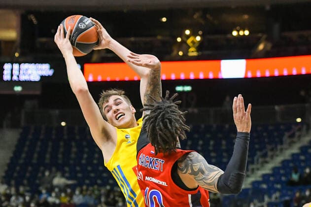 17.12.2021, xlakx, Basketball EuroLeague, Alba Berlin - ZSKA Moskau emspor, v.l. Malte Delow (Alba Berlin No.6),Daniel Hackett (ZSKA Moskau No.10),Zweikampf, Aktion, action, battle for the ball Berlin