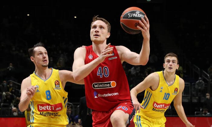 Marcus Eriksson, Marius Grigonis, Tim Schneider Aktion Spielszene Zweikampf Basketball Euroleague EL Herren Saison 2021 2022 17.12.2021 ALBA Berlin vs. ZSKA Moskau