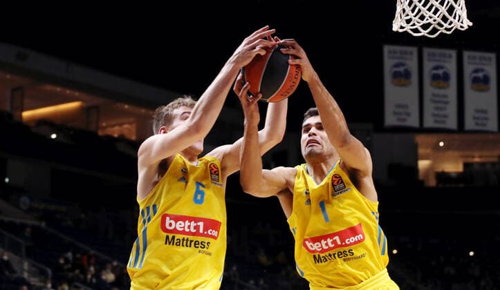 Malte Delow, Oscar da Silva Aktion Spielszene Zweikampf Basketball Euroleague EL Herren Saison 2021 2022 17.12.2021 ALBA Berlin vs. ZSKA Moskau