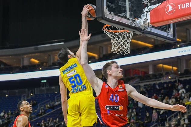 17.12.2021, xlakx, Basketball EuroLeague, Alba Berlin - ZSKA Moskau emspor, v.l.Yovel Zoosman (Alba Berlin No.50),Marius Grigonis (ZSKA Moskau No.40)mit Korbleger Berlin