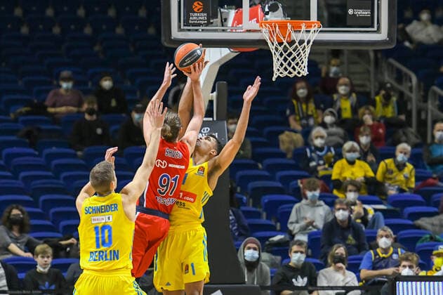 17.12.2021, xlakx, Basketball EuroLeague, Alba Berlin - ZSKA Moskau emspor, v.l.Tim Schneider (Alba Berlin No.10), Alexey Shved (ZSKA Moskau No.91),Oscar Da Silva (Alba Berlin No.1) Berlin