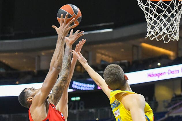 17.12.2021, xlakx, Basketball EuroLeague, Alba Berlin - ZSKA Moskau emspor, v.l.Joel Bolomboy (ZSKA Moskau No.3),Tim Schneider (Alba Berlin No.10) Berlin