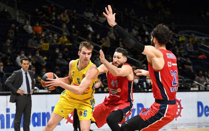 Basketball, Herren, Saison 2021 2022, Turkish Airlines EuroLeague (16. Spieltag), Alba Berlin - ZSKA Moskau, v. l. Malte Delow (Alba Berlin), Nikita Kurbanov (ZSKA Moskau), Tornike Shengelia (ZSKA Moskau), 17.12. 2021, Copyright: xSebastianxRäppold MatthiasxKochx