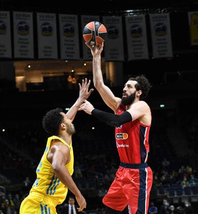 Basketball, Herren, Saison 2021 2022, Turkish Airlines EuroLeague (16. Spieltag), Alba Berlin - ZSKA Moskau, v. l. Johannes Thiemann (Alba Berlin), Tornike Shengelia (ZSKA Moskau), 17.12. 2021, Copyright: xSebastianxRäppold MatthiasxKochx