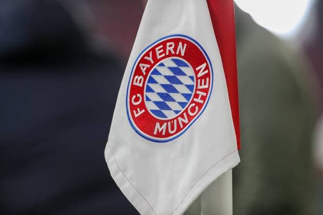 Eckfahne FC Bayern Logo, FC Bayern Muenchen vs. VfL Wolfsburg, 1. Bundesliga, 17. Spieltag, 17.12.2021 DFB regulations prohibit any use of photographs as image sequences and or quasi-video Muenchen Bayern Deutschland