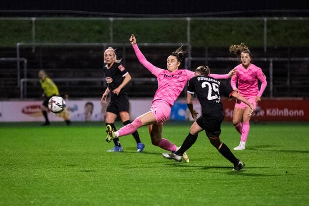 FLYERALARM Frauen Fussball Bundesliga; 1. FC Koeln - SGS Essen; 17.12.2021 Laura Donhauser ( 25, 1. FC Koeln) setzt zum 2:0 an FLYERALARM Frauen Fussball Bundesliga, 1. FC Koeln - SGS Essen, Koeln, Franz-Kremer-Stadion DFL REGULATIONS PROHIBIT ANY USE OF PHOTOGRAPHS AS IMAGE SEQUENCES AND OR QUASI-VIDEO. Copyright: xBEAUTIFULxSPORTS Wunderlx