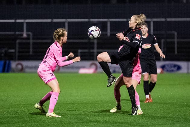 FLYERALARM Frauen Fussball Bundesliga; 1. FC Koeln - SGS Essen; 17.12.2021 Beke Sterner ( 19, SGS Essen), Weronika Zaistowska ( 24, 1. FC Koeln) FLYERALARM Frauen Fussball Bundesliga, 1. FC Koeln - SGS Essen, Koeln, Franz-Kremer-Stadion DFL REGULATIONS PROHIBIT ANY USE OF PHOTOGRAPHS AS IMAGE SEQUENCES AND OR QUASI-VIDEO. Copyright: xBEAUTIFULxSPORTS Wunderlx