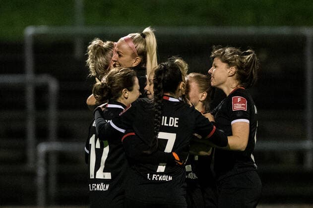 FLYERALARM Frauen Fussball Bundesliga; 1. FC Koeln - SGS Essen; 17.12.2021 Sharon Beck ( 10, 1. FC Koeln) trifft frueh zum 1:0 - Jubel FLYERALARM Frauen Fussball Bundesliga, 1. FC Koeln - SGS Essen, Koeln, Franz-Kremer-Stadion DFL REGULATIONS PROHIBIT ANY USE OF PHOTOGRAPHS AS IMAGE SEQUENCES AND OR QUASI-VIDEO. Copyright: xBEAUTIFULxSPORTS Wunderlx